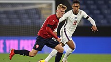 Jan �amb�rek z �eska vyvá�í balon, stíhá ho Jacob Ramsey z Anglie.