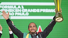 Lewis Hamilton s trofejí pro vítze Velké ceny Brazílie.