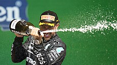 Lewis Hamilton a tradiční šampaňské po vítězství ve Velké ceně Brazílie.