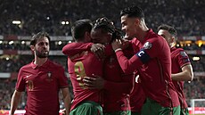 Portugalská radost po úvodním gólu Renata Sanchese v zápase proti Srbsku.