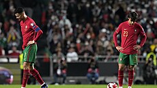 Zklamaní portugaltí fotbalisté Cristiano Ronaldo a Joao Felix po druhém gólu...