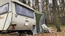 Lidé si ke karavanm v kempu postupn pidlali rzné písteky, které mli do konce roku 2021 odstranit. Snímek je z loského listopadu.