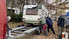 Lidé si ke karavan�m v kempu postupn� p�id�lali r�zné p�íst�e�ky. Ty ale nyní...