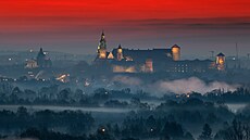 Pohled na siluety historické ásti msta Krakov vystupující ze západu slunce je...