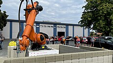 Robot na stavbě tiskne zeď z betonu.