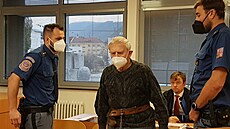 Třiaosmdesátiletý Stanislav Najmr u Krajského soudu v Ústí nad Labem.