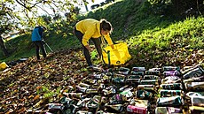 Dobrovolníci pravideln� �istí p�írodu i od PET a plechovek. Ale nesta�í to.