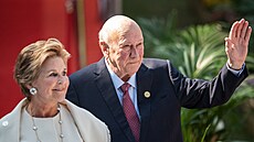 Bývalý prezident Jihoafrické republiky Frederik Willem de Klerk se svou enou...