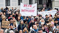 Proti lockdownu pro neokované demonstrovaly v centru Vídn desítky lidí. (14....
