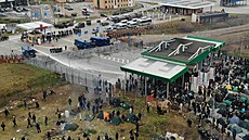Migranti na běloruské straně hraničního přechodu Bruzhi-Kuźnica v úterý...