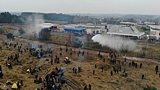 Migranti na bloruské stran hraniního pechodu Bruzhi-Kunica v úterý...