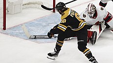 David Pastr�ák z Bostonu v �anci, branká� Ottawy  Matt Murray v problémech.