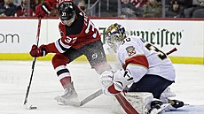 Pavel Zacha z New Jersey v �anci p�ed branká�em Floridy Spencerem Knightem.