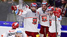 Ahti Oksanen (zleva), Jérémie Blain a Christophe Lalancette slaví gól Hradce...