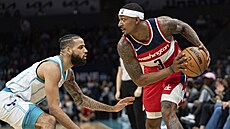 Bránící Cody Martin z Charlotte ve stehu, Bradley Beal z Washingtonu vymýlí...