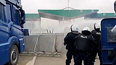 Polské síly na hranici odrazily migranty vodním dělem a slzným plynem
