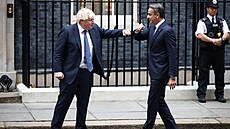 Britský premiér Boris Johnson v Londýn pijal svj ecký protjek Kyriakose...
