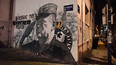 Podobizna váleného zloince generála Ratka Mladie na zdi v Blehradu se v...