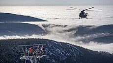 Vrtulník odstranil ze zasněženého úbočí Sněžky jednu z 19 podpěr na horním...
