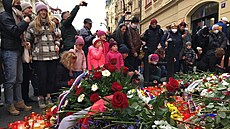 Lidé zapalovali sví�ky na Národní t�íd�.