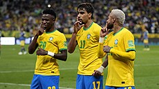 Braziliští fotbalisté (zleva)  Vini Jr,, Lucas Paqueta a  Neymar slaví gól v...
