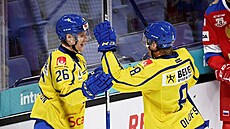 Švédští hokejisté Anton Bengtsson (vlevo) a Fredrik Olofsson se radují z gólu v...