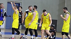 Radost opavských basketbalist z vítzství nad Nymburkem.