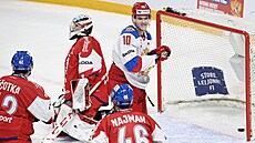 Ruský hokejista Dmitrij Voronkov se raduje poté, co překonal českého brankáře...