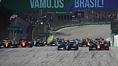 První okamiky po startu Velké ceny Brazílie F1.