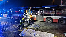 V úterý ve�er se v Praze srazily autobusy MHD, jeden �idi� byl vá�n� zran�n....