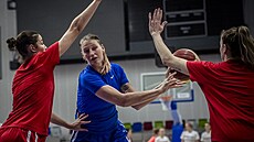 Renáta Bezinová útoí na tréninku eských basketbalistek.