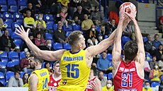 Mattias Markussson (vlevo) z Opavy vyrá�í mí� Thomasovi van der Marsovi z Den...