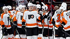 Hokejisté Philadelphia Flyers se radují z výhry.