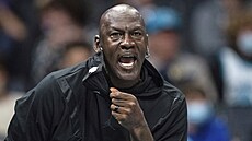 Michael Jordan coby majitel klubu Charlotte Hornets prožívá zápas s New York...