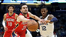 Tomá� Satoranský (31) z New Orleans vít�zí v minisouboji s Ja Morantem (12),...