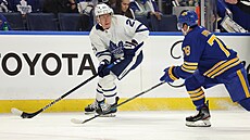 Ondej Kae (vlevo) z Toronto Maple Leafs pihrává kolem Jacoba Brysona z...