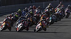Momentka ze závodu Moto2 ve Velké cen Valencie