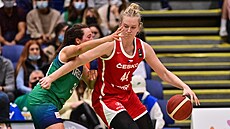 eská basketbalistka Julia Reisingerová (vpravo) útoí v zápase proti Irsku.