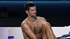 Novak Djokovi se pevléká bhem svého prvního zápasu na turínském Turnaji...
