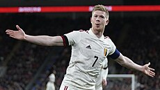 Belgi�an Kevin De Bruyne oslavuje trefu proti Walesu, ze zápasu se v�ak vrátil...