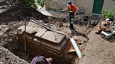 Odkryv západní zdi kaple sv. Bartolom�je. Pohled od severu a do interiéru.
