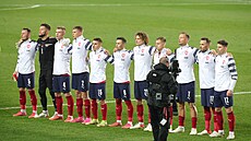 etí fotbalisté zpívají hymnu ped kvalifikaním stetnutím s Estonskem.