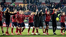 Čeští fotbalisté děkují fanouškům po vítězství nad Estonskem.