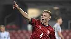 Český obránce Jakub Brabec z se raduje z prvního gólu do estonské sítě.