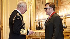 Princ Charles a Elton John pi pedávání ádu za zásluhy v oblasti hudby a...