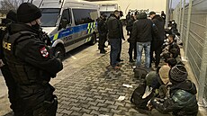 Policisté na�li v kamionu u Ostrova�ic na Brn�nsku 15 nelegálních migrant�....