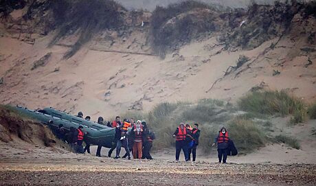 Skupina 40 migrant vyplouvá od pobeí severní Francie pes kanál La Manche. (24. listopadu 2021) 
