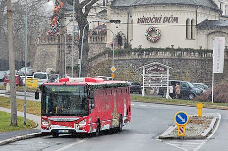 Vánon vyzdobený autobus MHD v karlovarských ulicích.