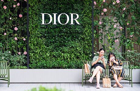 eny sedí poblí obchodu Dior v ínském en-enu. (4. íjna 2020)