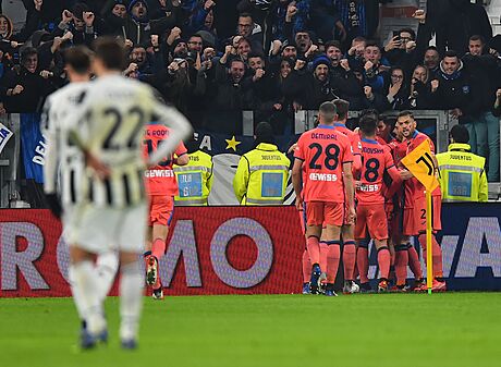 Fotbalisté Atalanty Bergamo oslavují gól proti Juventusu.